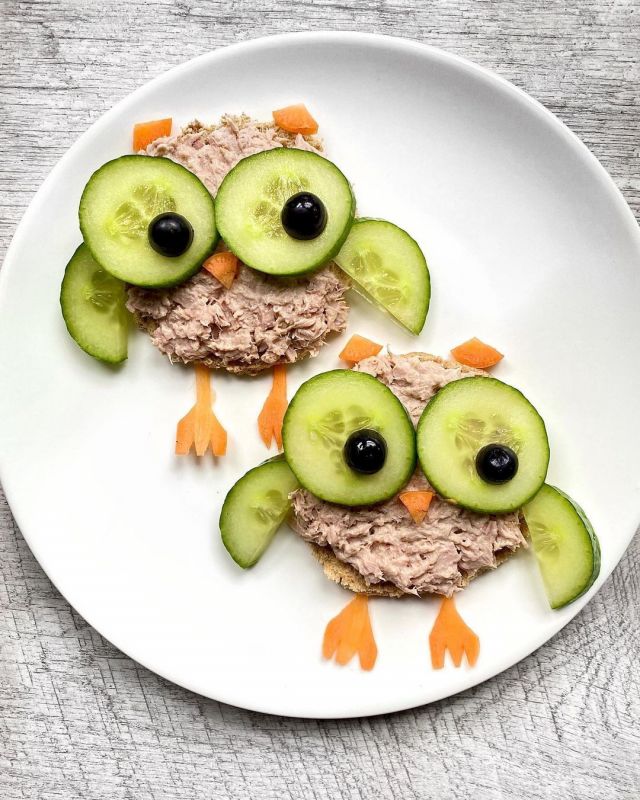 Forever inspired by @whatkdeats snack art 🦉 Hoo’s making this with their little ones?

Ingredients:
- oat cakes
- @johnwestuk Immunity tuna steak
- cucumber
- carrot
- black grapes or black olives 

#JohnWest #MealInspiration #TunaRecipes #EatTheRainbow 
#VitaminBoost #KidsFoodArt
